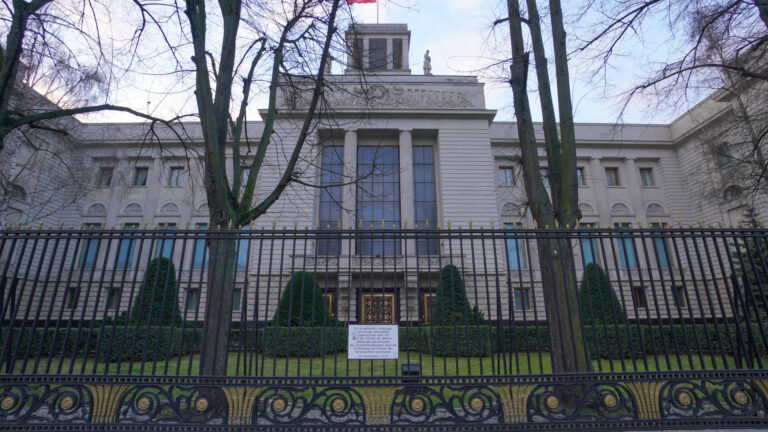 Mindestens drei Geheimdienste in russischer Botschaft aktiv