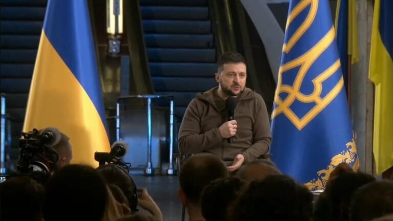 News zum Ukraine-Krieg | PK in Kiewer Metro: Selenskyj droht mit Verhandlungsabbruch