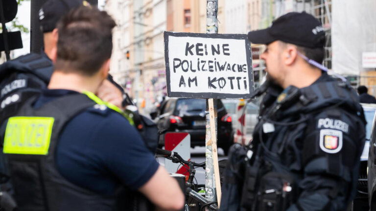 Knapp 200 Menschen bei Demo gegen neue Polizeiwache
