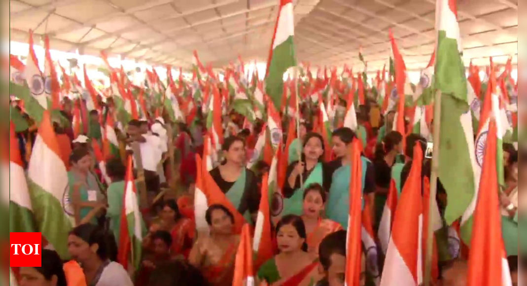 Over 75,000 Indians wave national flag simultaneously in bid to break Pakistani record