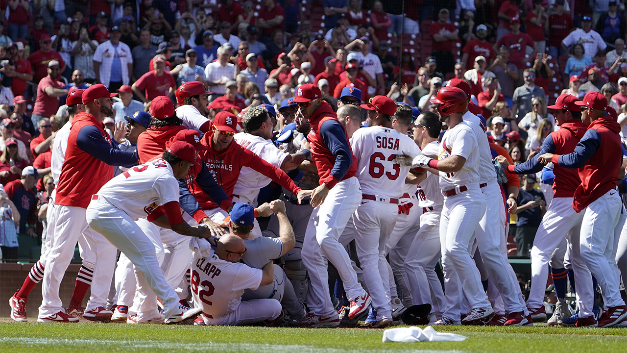 Pete Alonso tackled by coach during wild brawl at Mets-Cardinals game