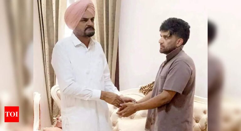 Guru Randhawa pays a visit to Sidhu Moose Wala’s parents | Punjabi Movie News
